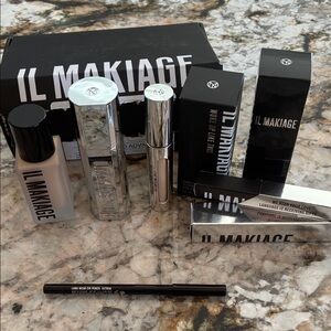 IL MAKIAGE Makeup Set in Black and Silver Packaging